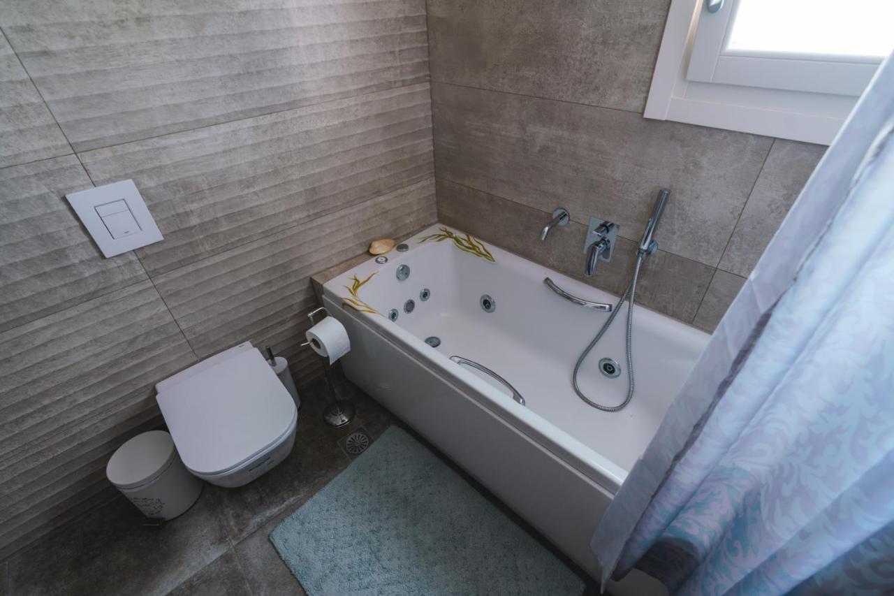 Lux house with outdoor jacuzzi&sea view in Santorini Appartement Emporio  Buitenkant foto